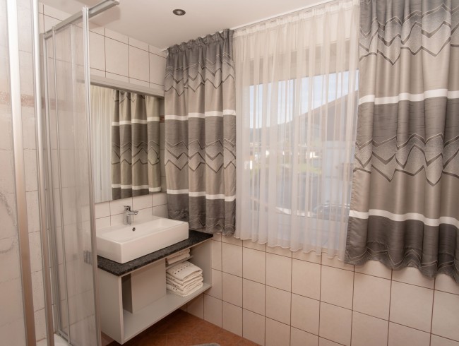 Badezimmer mit Dusche und WC