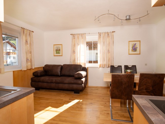 Gro&szlig;es Wohnzimmer mit Flat-TV