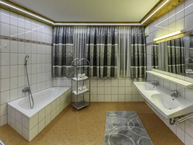 Großes Badezimmer