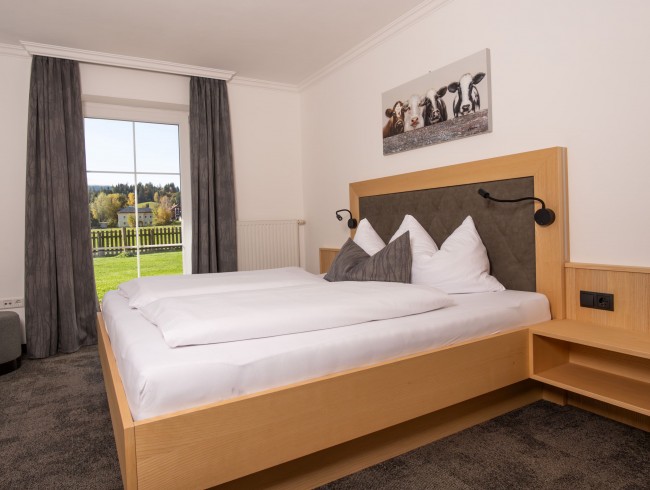 Schlafzimmer mit hochwertigem Doppelbett